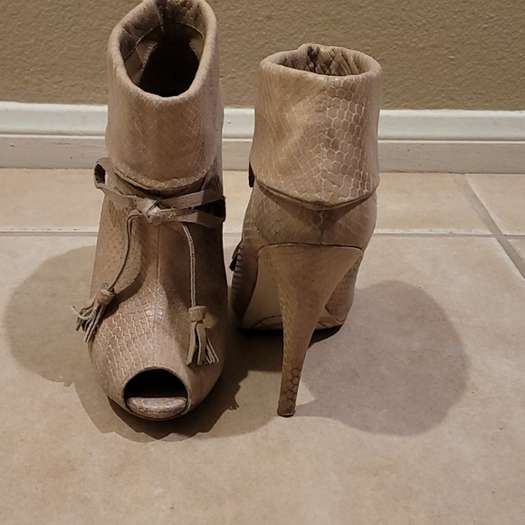 Rachel Roy leather snake embossed booties 7 sand - Picture 2 of 9